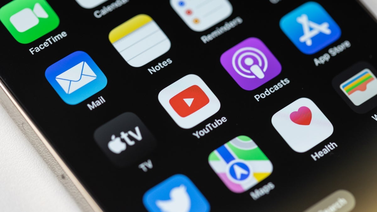 "2023년을 빛낸 최고의 소셜 미디어 플랫폼 : YouTube와 TikTok의 성장 이야기"