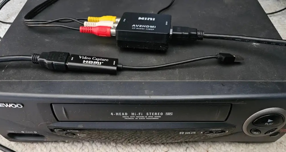 옷장에 먼지가 쌓여 VHS 테이프를 저렴하게 디지털화하는 방법
